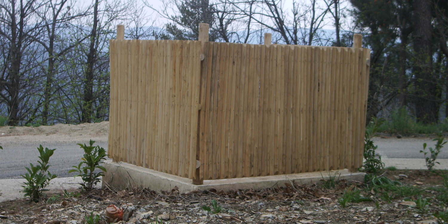 poser une clôture en bois sur un muret