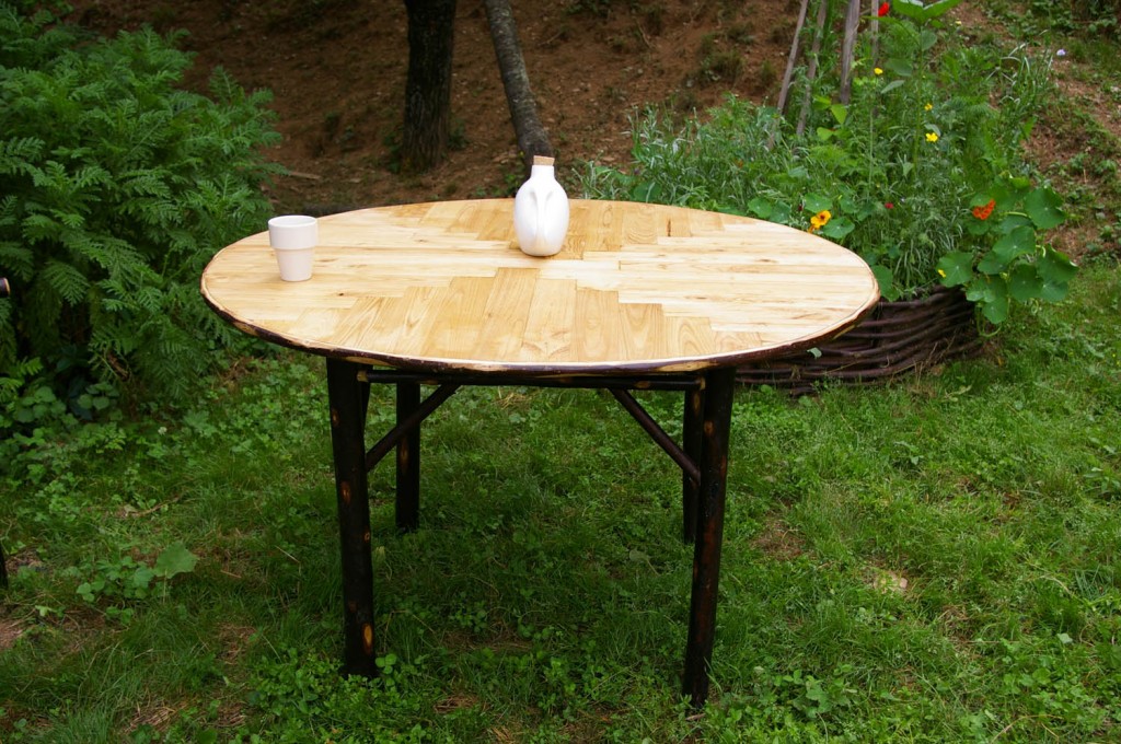 table en bois de châtaignier
